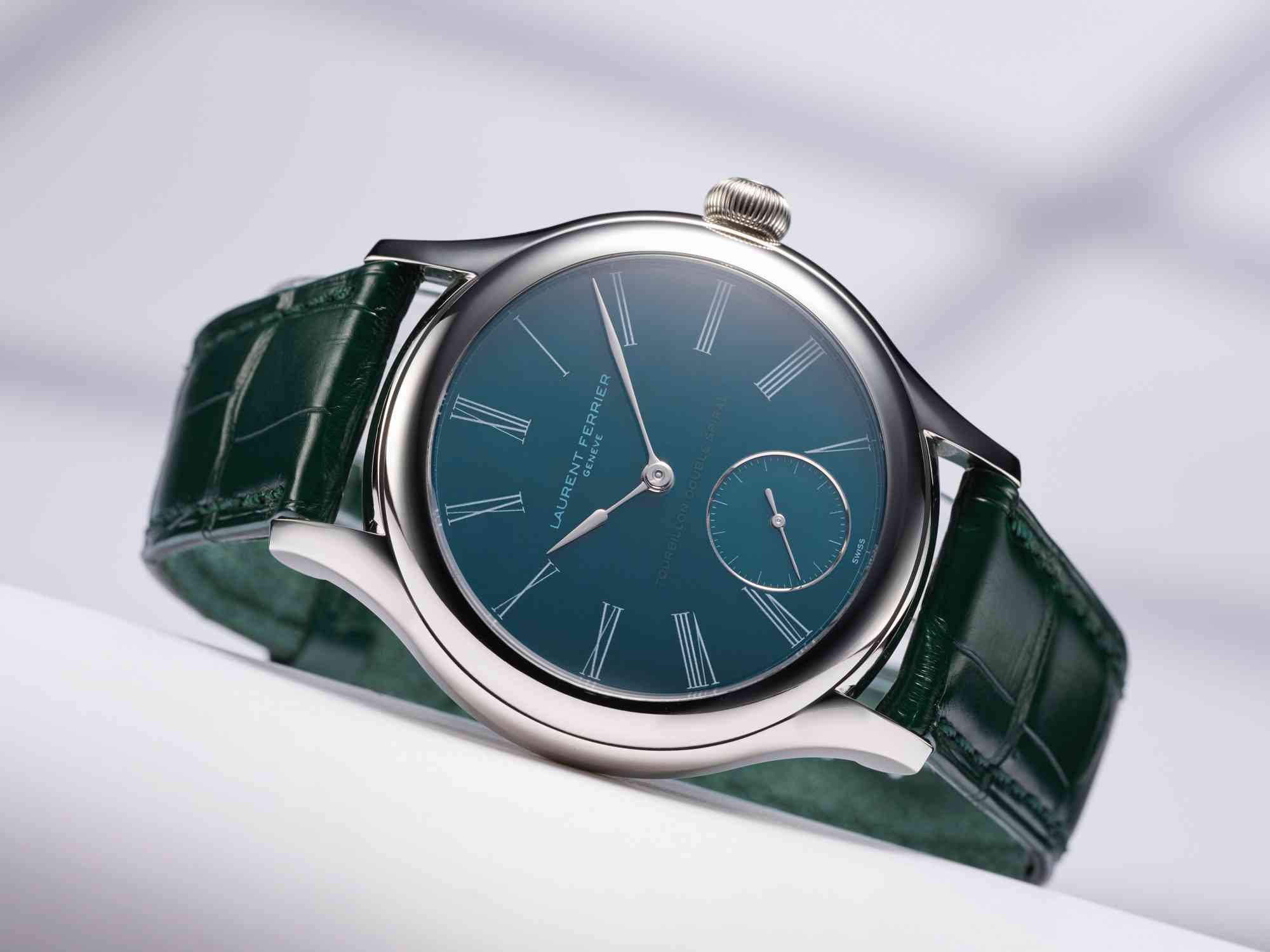 LAURENT FERRIER 在 2025 年 GWD 錶展上發表 Classic Tourbillon 特殊版,採用鉑金錶殼,配以「Teal 藍綠色大明火琺瑯面盤」以及「森林綠」鱷魚皮錶帶,屬於品牌直營銷售的「工坊系列」(Workshop Series),全球限量僅 5 只。