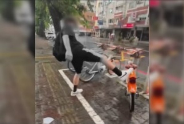 國中生用腳猛踹YouBike還錄影PO網,遭業者提告。