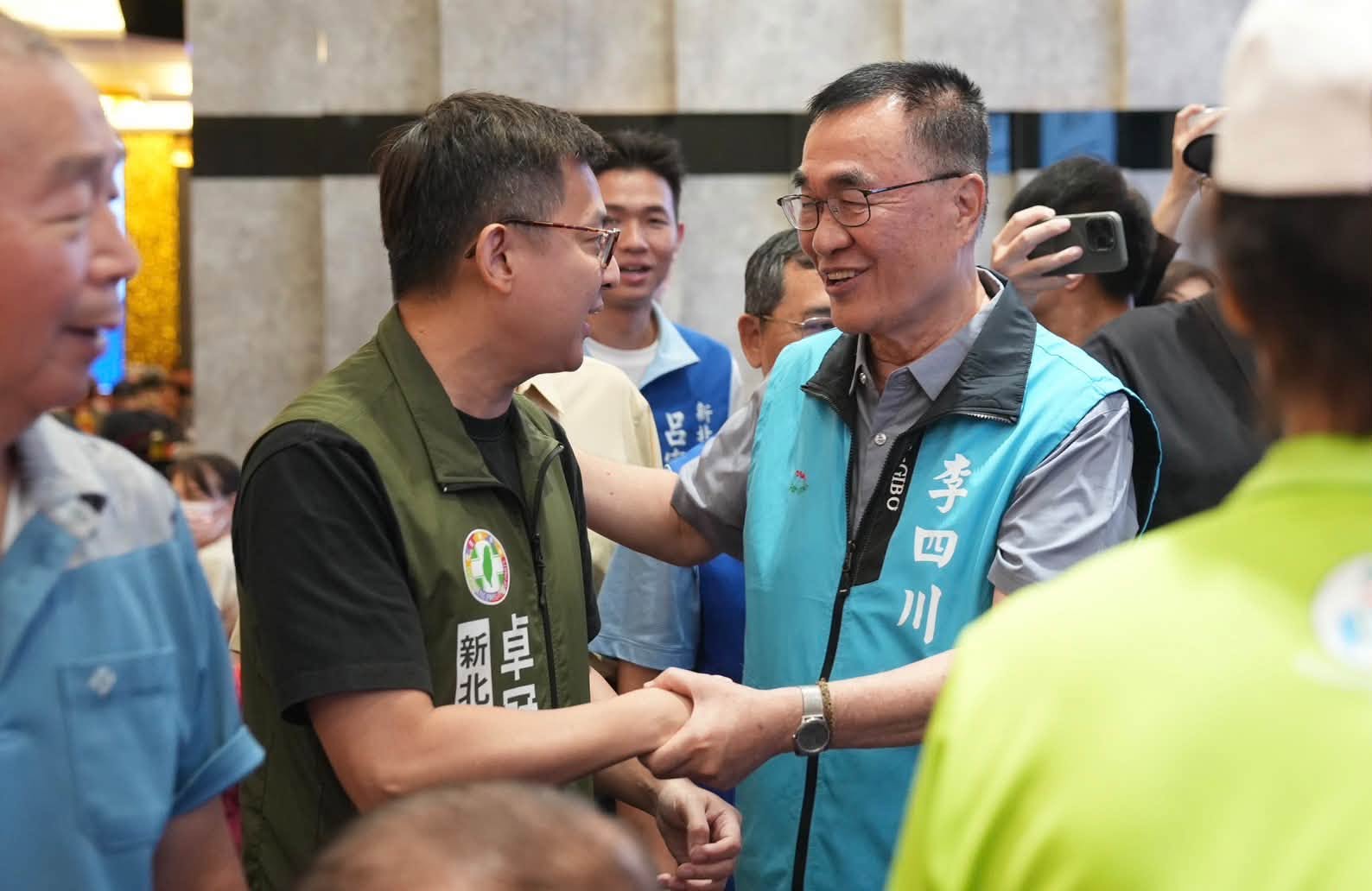 對於藍營指控蘇貞昌對李四川拍肩「很鴨霸」,卓冠廷也分享李四川對他「連拍6下」的畫面回擊。(翻攝自卓冠廷臉書)