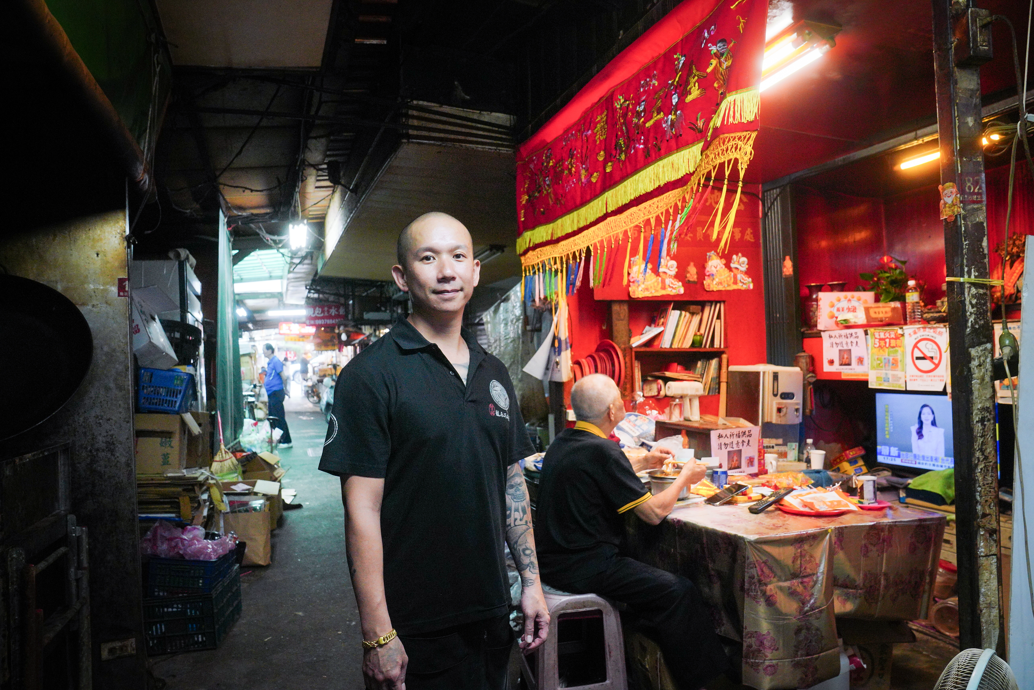 吳威億從小在師大龍泉市場長大,16歲時加入黑社會,闖蕩江湖。30歲那年洗心革面,回家創業。