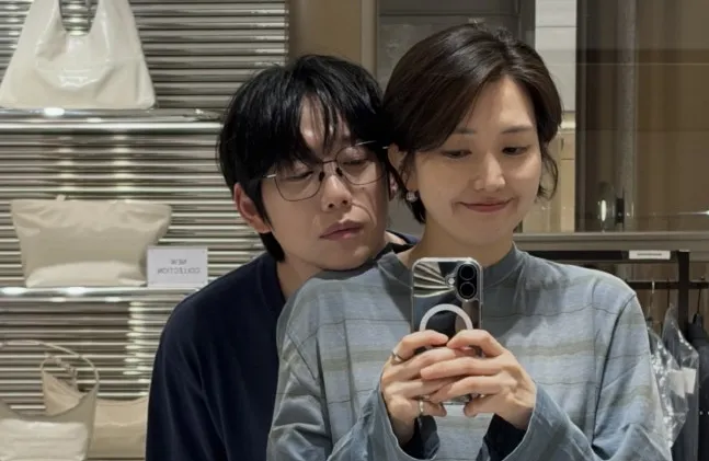 10CM權正烈結婚12年罕見放閃　下巴貼貼老婆「像剛公開戀愛」