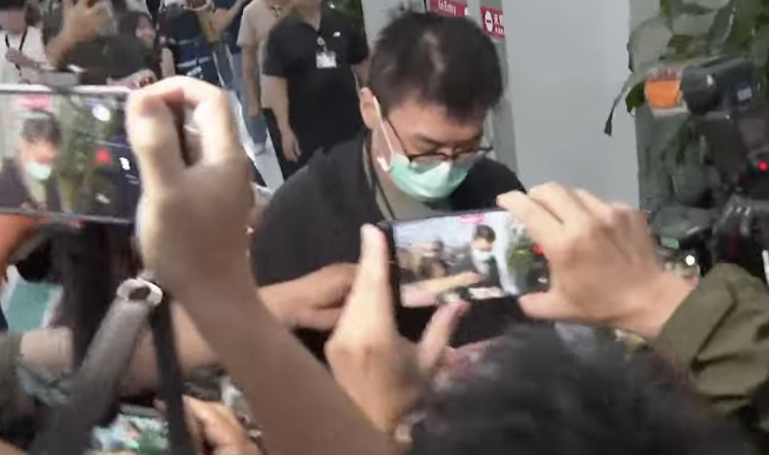 趙建銘今晚自越南返抵高雄小港機場,大批媒體早在現場守候。