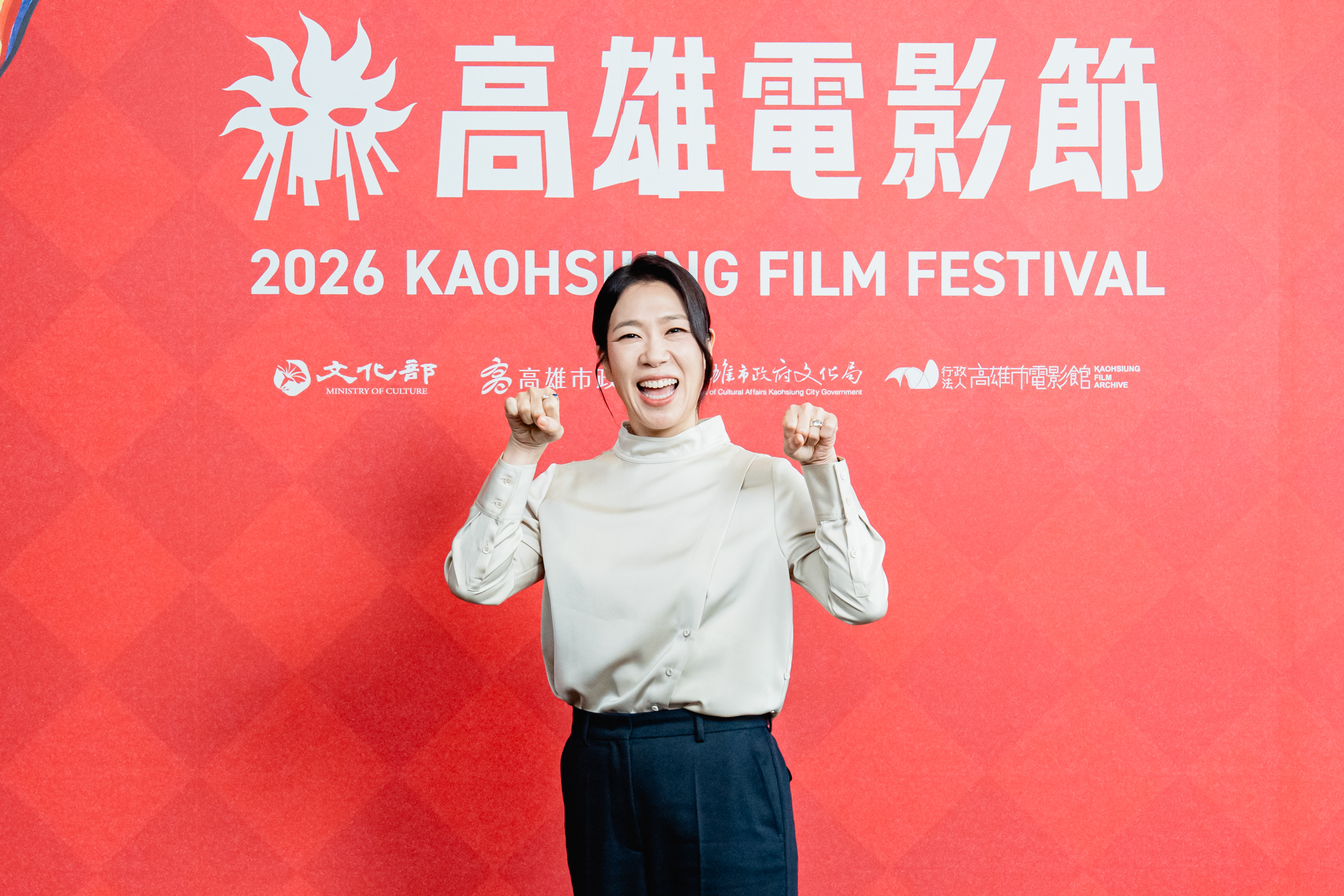 廉惠蘭興奮擺出「抓馬」手勢,展現親切魅力,私下更搞笑哀怨至今還沒吃到芒果冰。(高雄電影節提供)