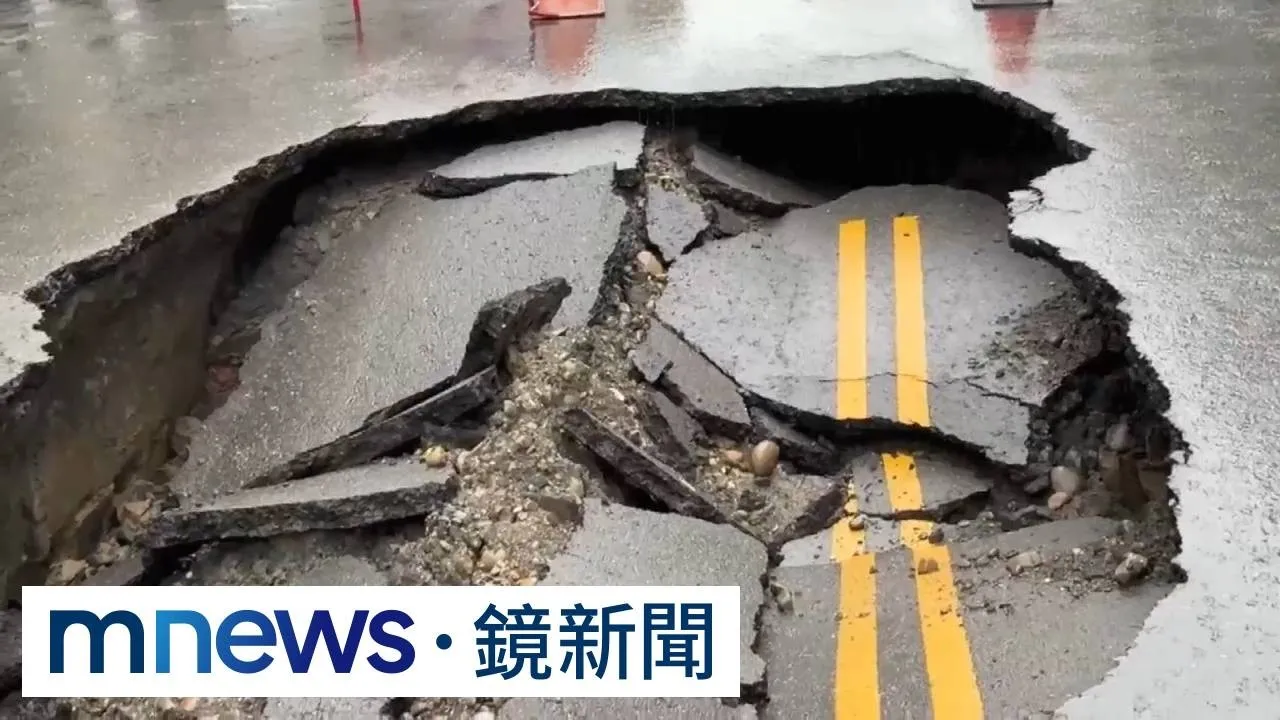 雨炸高雄！天坑意外頻傳　怪手險遭吞、休旅車卡洞