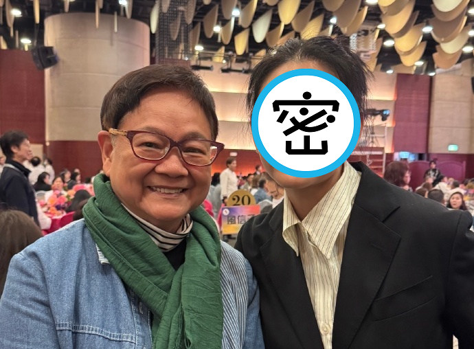 邱淑貞(右)和汪曼玲(左)在素宴上合照。(翻攝汪曼玲微博)