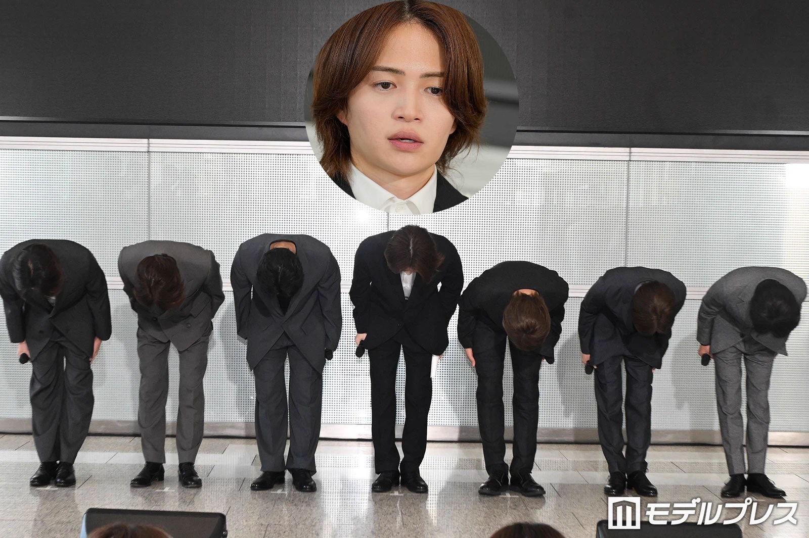 菊池風磨1日出席記者會,厚重妝容與消瘦臉頰引發後續議論。(翻攝網路)