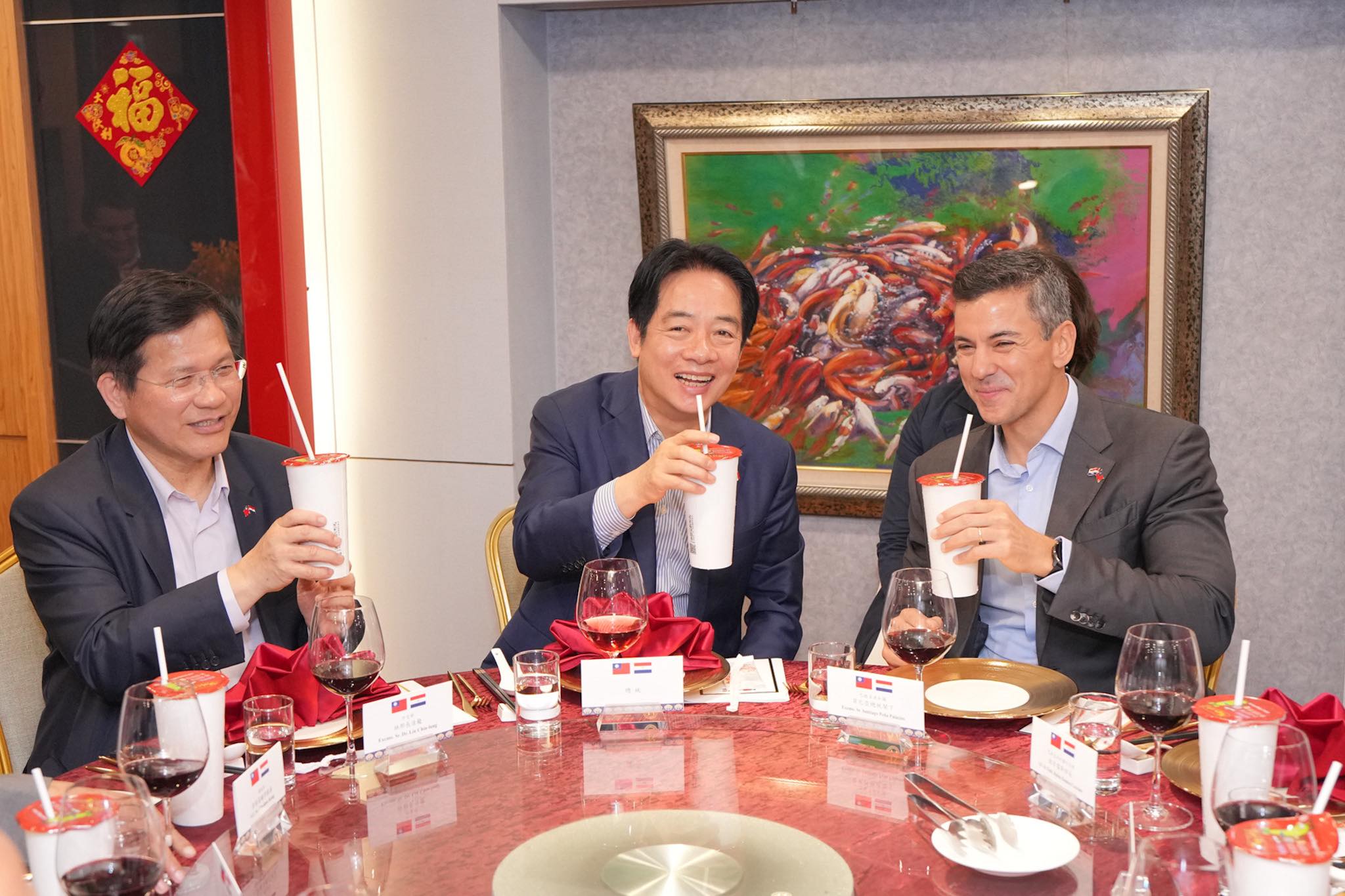 林佳龍(左起)、賴清德與巴拉圭總統貝尼亞一起品嚐冬瓜茶。(翻攝自林佳龍臉書)