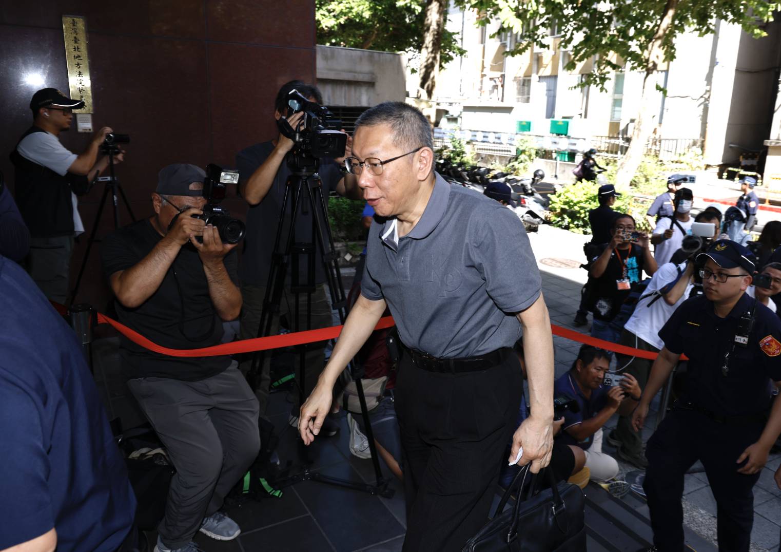 柯文哲4大案一審被判17年,台北地院裁定延長境管。(本刊資料照)