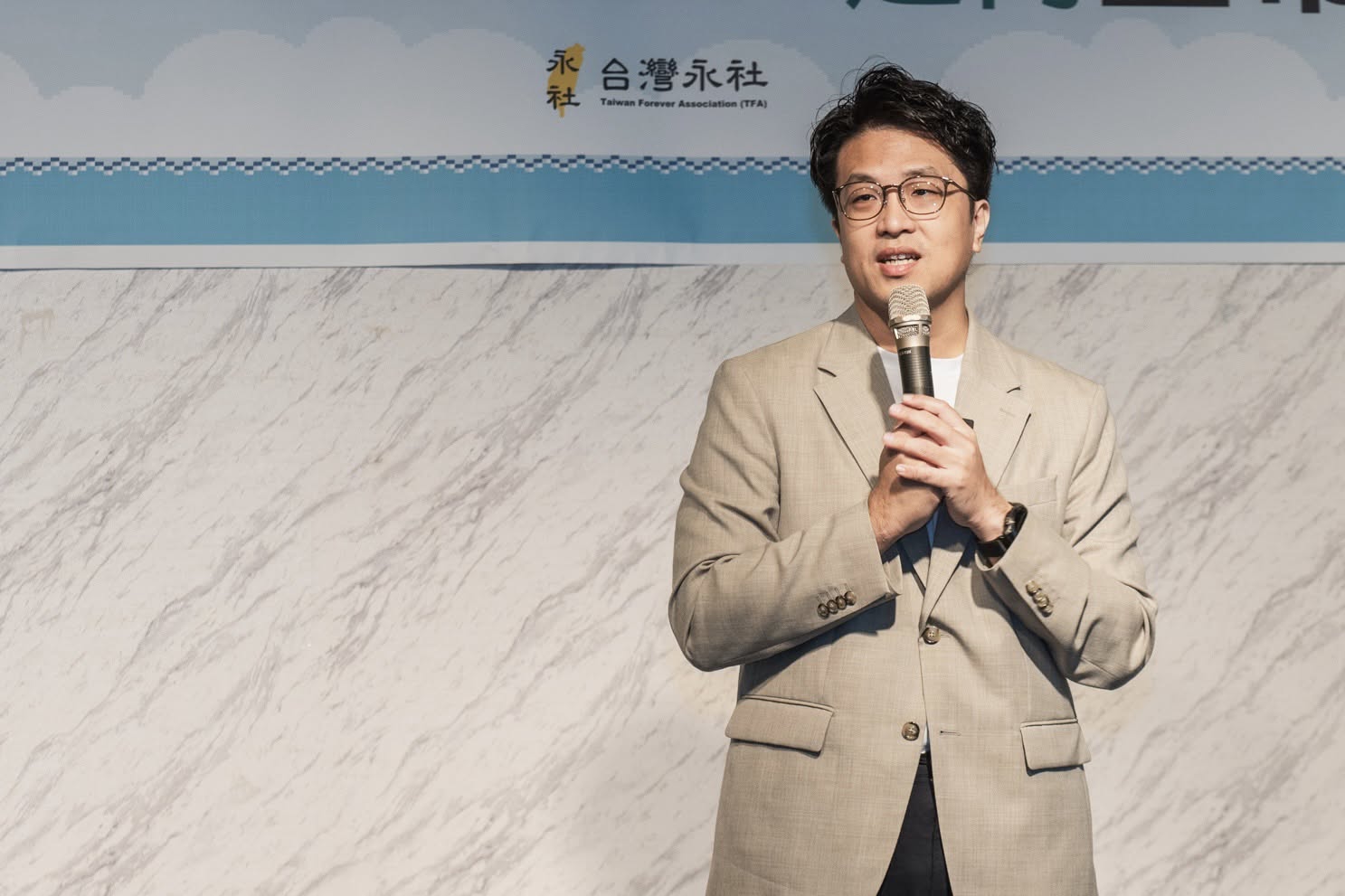 沈伯洋發文笑稱,火鍋哏太紅害他半夜看到肚子餓。(翻攝自沈伯洋臉書)