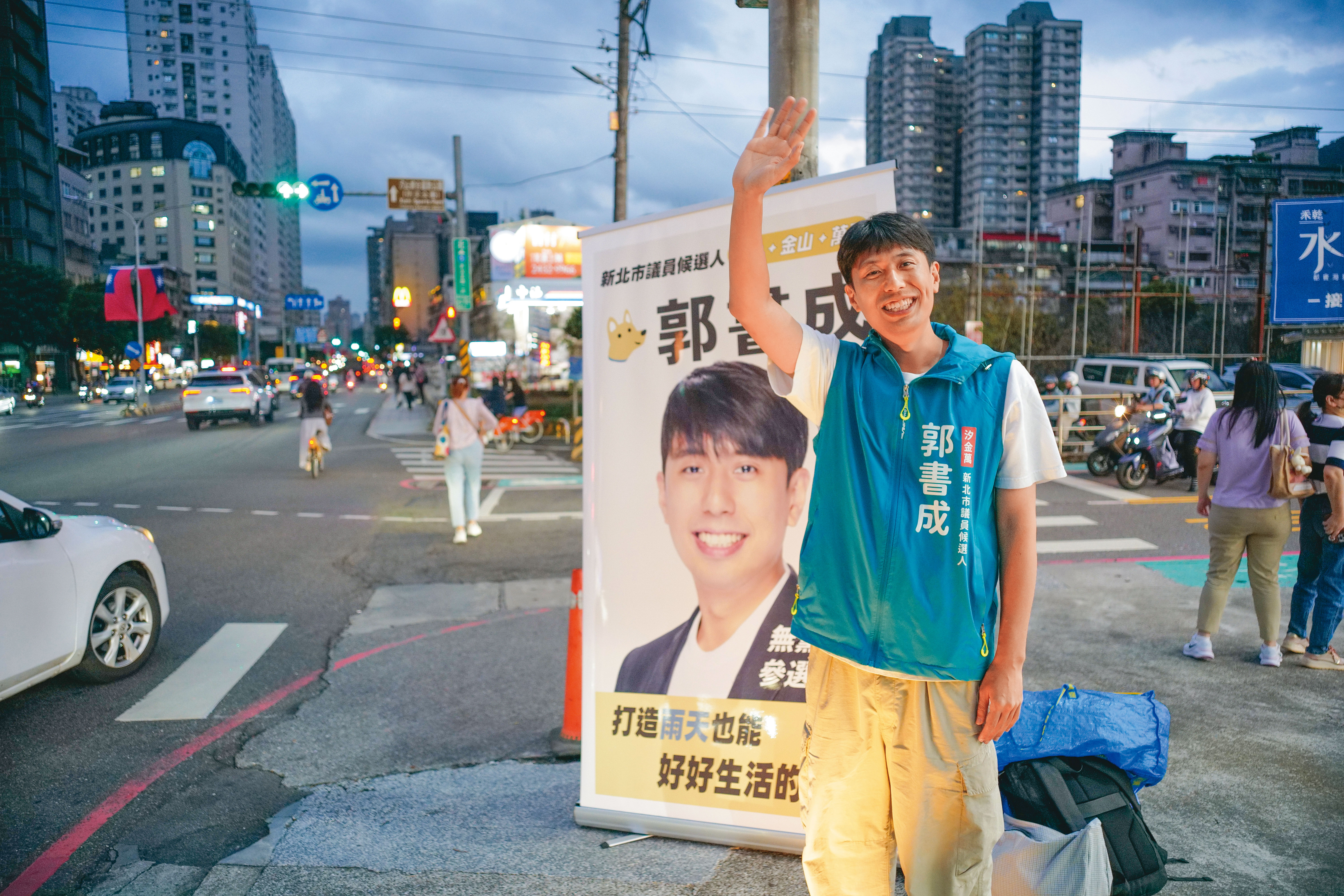 正在新北市汐止路口宣講的郭書成。