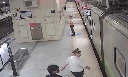 台鐵1274次區間車昨(20日)晚延誤6分鐘,傳出因為「七堵警察上車找通緝犯」,警方出面還原事發情況與真相。(翻攝畫面)