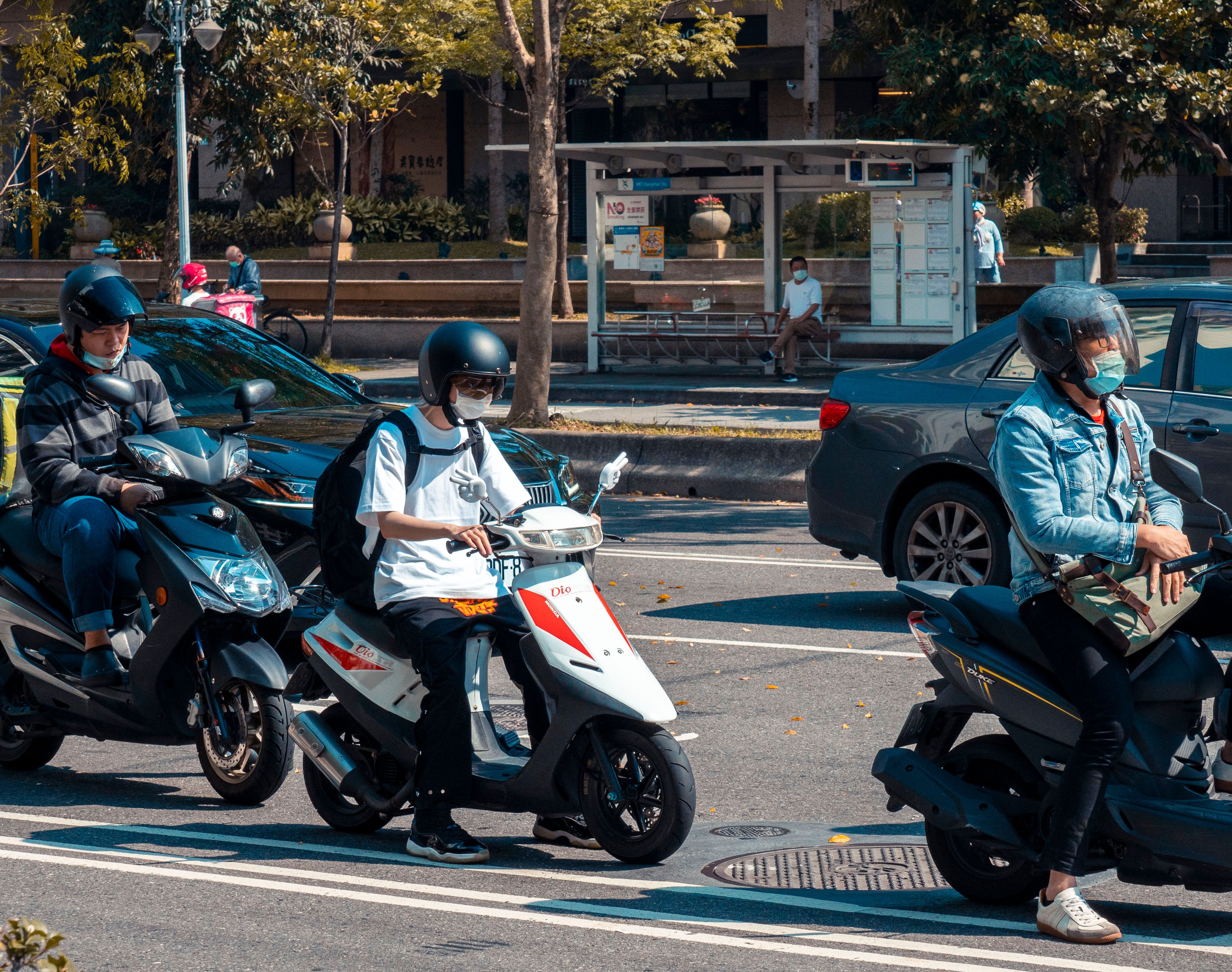 夏季防曬措施不容忽視,騎機車應穿長袖衣物,減少皮膚曝曬面積。(pexels提供,圖非當事人)