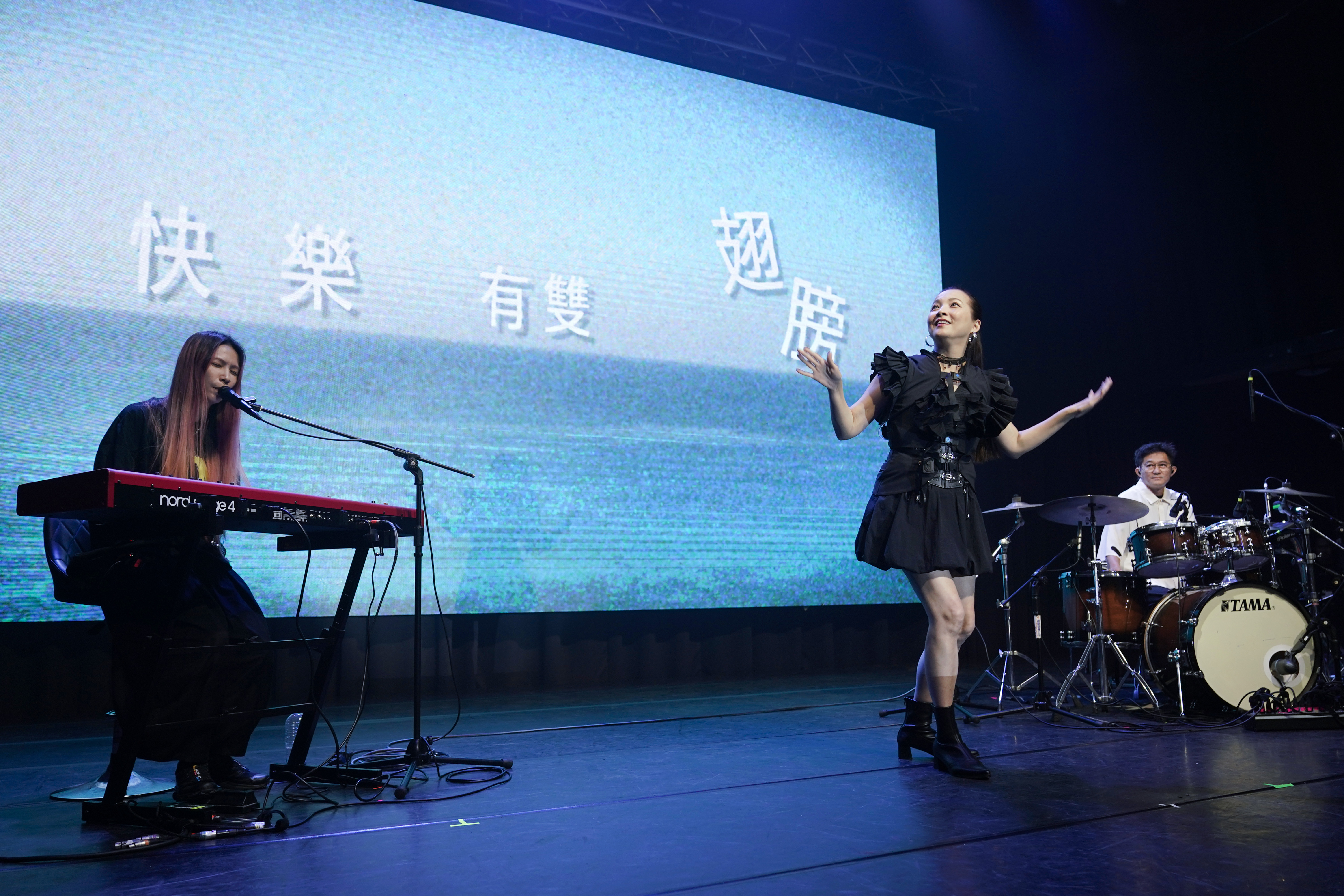 王曉書挑戰結合歌唱與舞蹈的演出,出色節奏感獲Tizzy Bac前源(右)大讚,直呼「根本可以來當鼓手了!」(聲音藏在提供)
