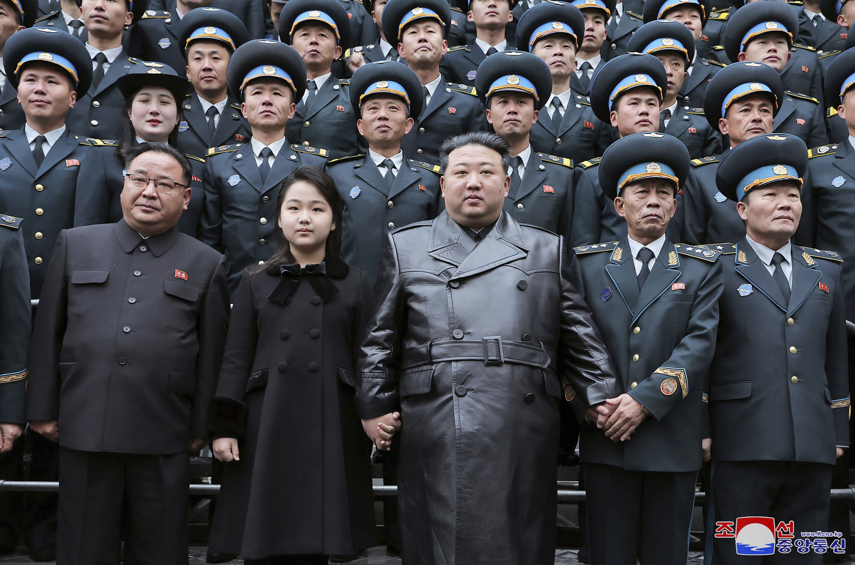 南韓國家情報院明確評估,北韓領導人金正恩的女兒金主愛,目前已正式進入「接班人內定階段」。(翻攝自朝中社)
