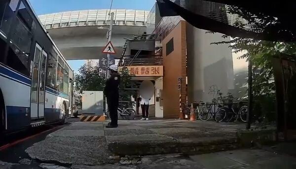 6旬翁陳屍新店客運3天才被發現。(翻攝畫面)