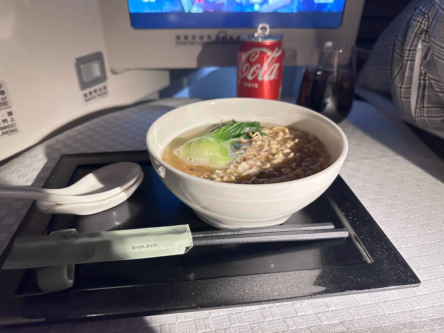 呂捷深夜機上點泡麵「乘客全被香醒」,驚呼都市傳說是真的。(翻攝呂捷歷史-朕即天下!臉書)