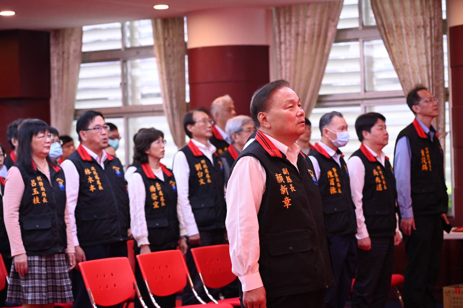 花蓮縣副縣長顏新章(前)凌晨以100萬元交保。(翻攝自花蓮縣政府網站)