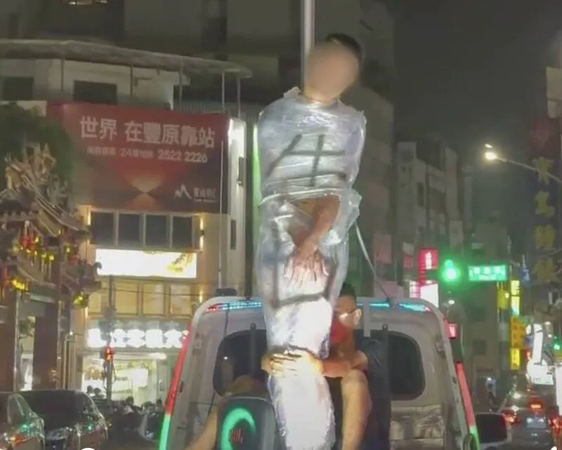 慶生玩太大要挨罰！男子被綁貨車車斗遊街　駕駛最高恐罰1.8萬