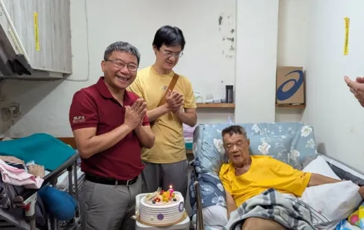 才剛切完生日蛋糕…高雄10連霸里長「狄老大」過世　議員不捨喊：您沒有走，只是去消遙