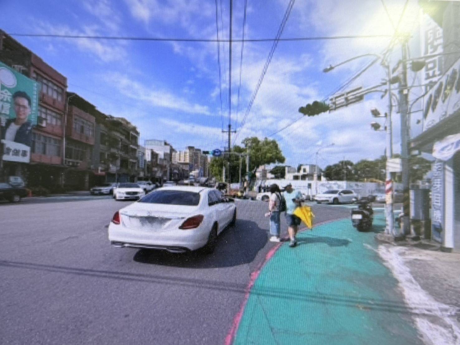 桃園區介壽路與建國路口,昨日下午發生擦撞車禍被網友po上網。(翻攝畫面)