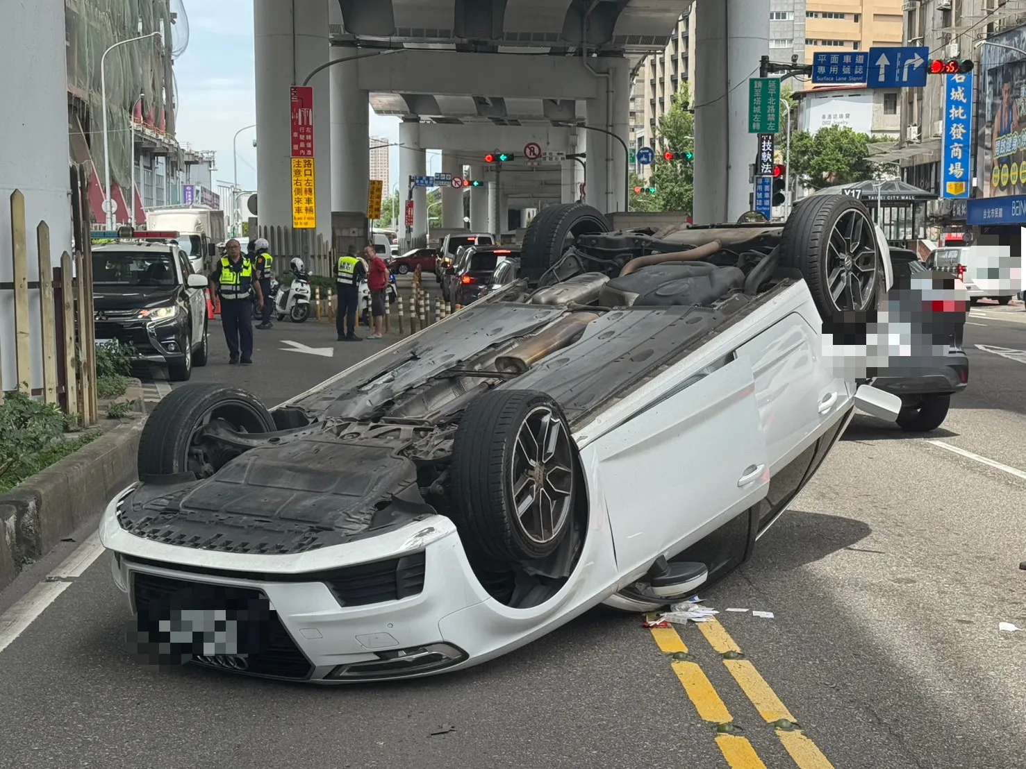 奧迪駛上市民大道突翻車　尖峰時刻駕駛都崩潰了