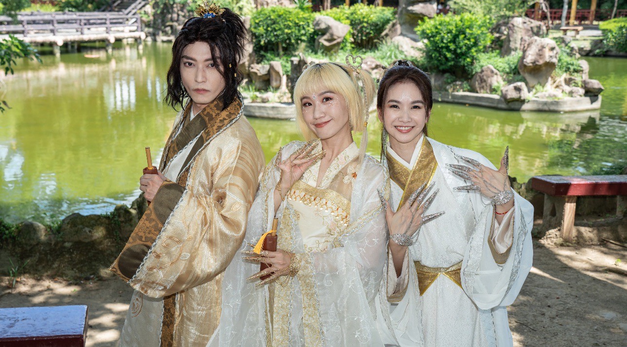 Lulu透露自己從小就愛看《戲說台灣》,與兩位資深班底相見歡。(三立提供)