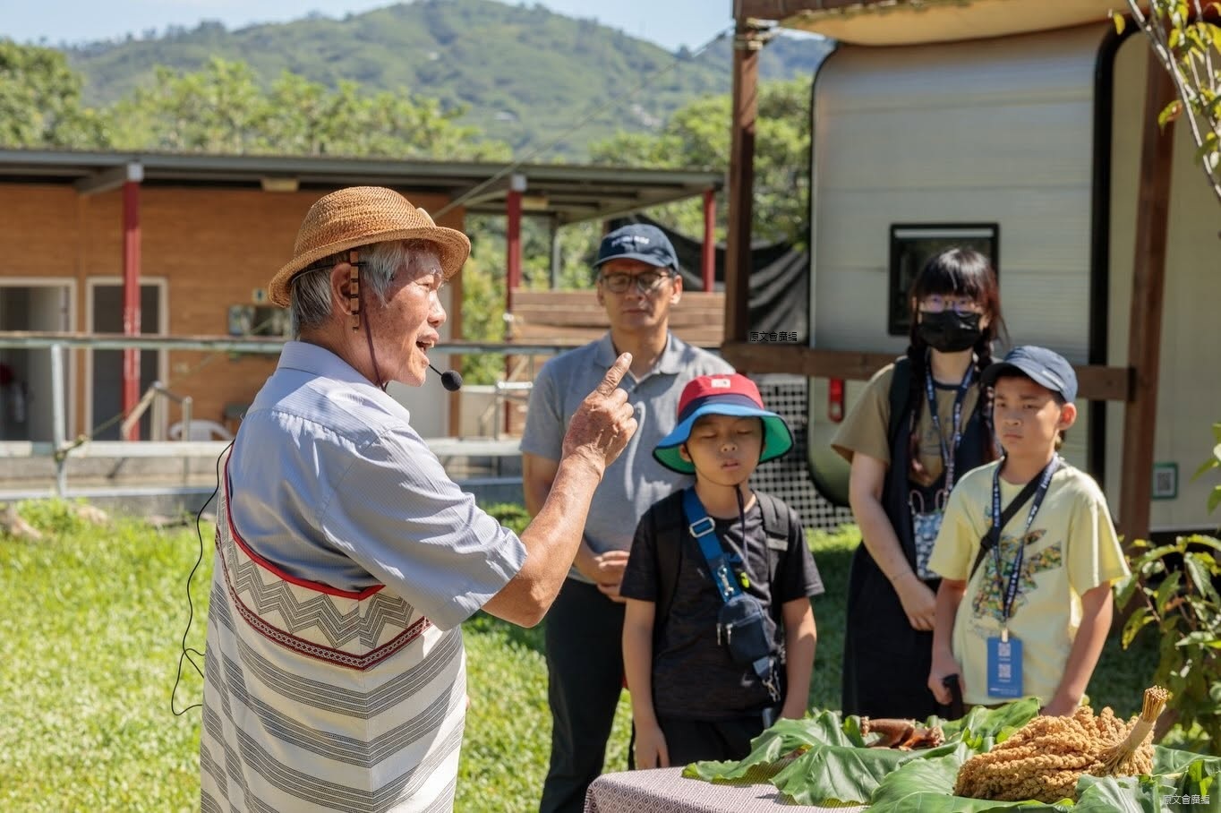 營隊由耆老Batu Watan 巴度瓦旦(左1)祈福揭開序幕,原文會執行長Alang‧Galavangang 何明輝(左2)一同祈求活動順利。(原文會提供)