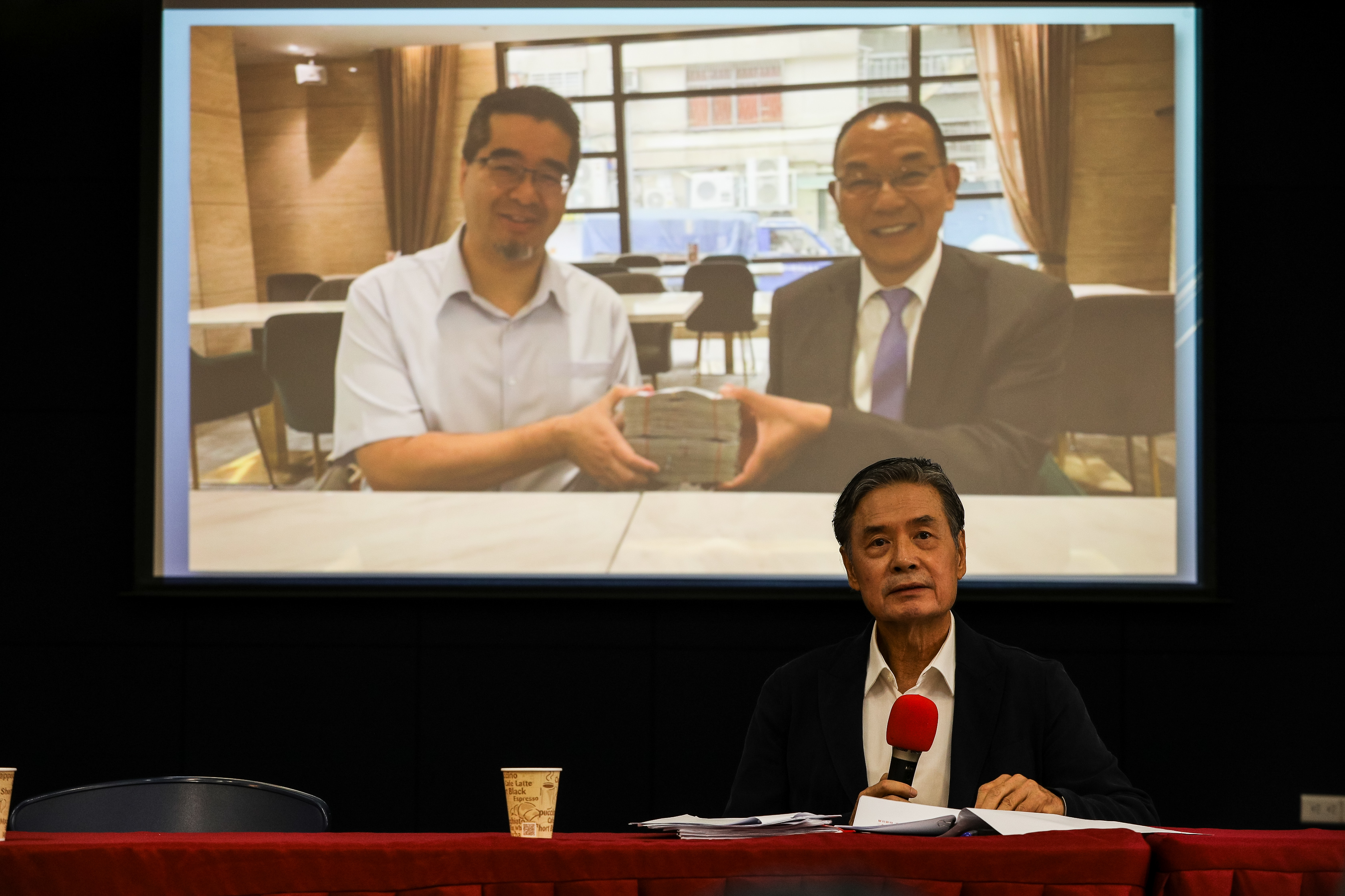 金溥聰今召開記者會控訴蕭旭岑、王光慈背信、侵占,甚至架空馬英九。(鏡報鄒保祥)
