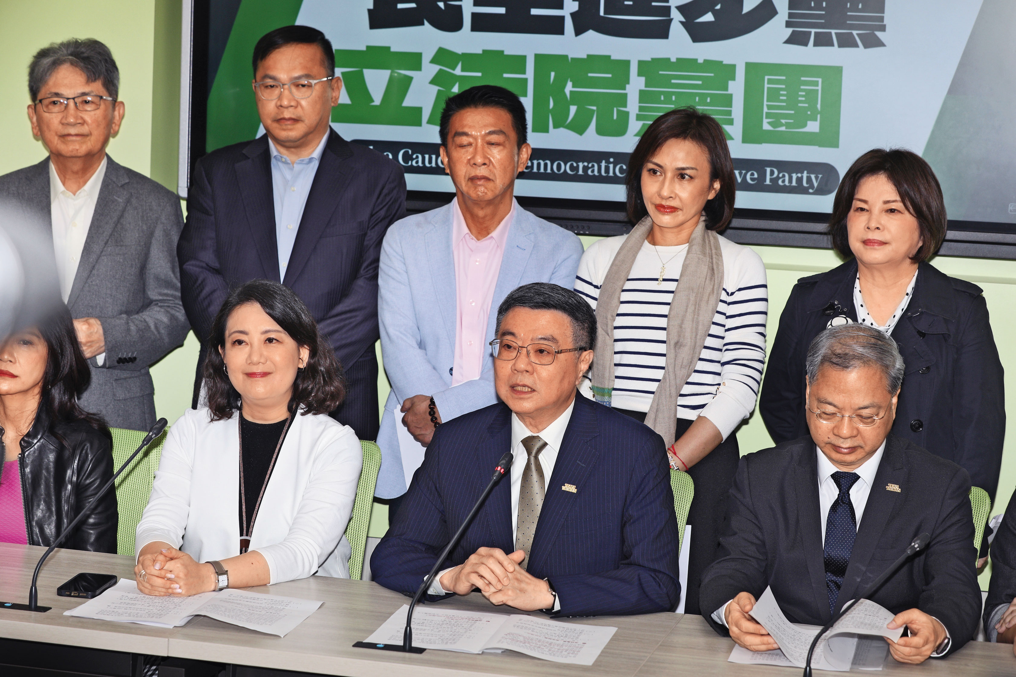 行政、立法互動頻率近來有所回升,但綠委仍有許多抱怨。