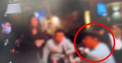 憑藉單曲《運轉人生》走紅的歌手邱軍,今年5月才因酒駕撞死人肇逃遭基隆地院重判10年。未料在案件審理期間,邱軍又涉嫌在台北市長安東路酒吧與他人發生肢體衝突。台北地檢署審查現場事證後,於昨(8日)正式依公共場所聚眾鬥毆罪嫌起訴邱軍等6人。(翻攝畫面)