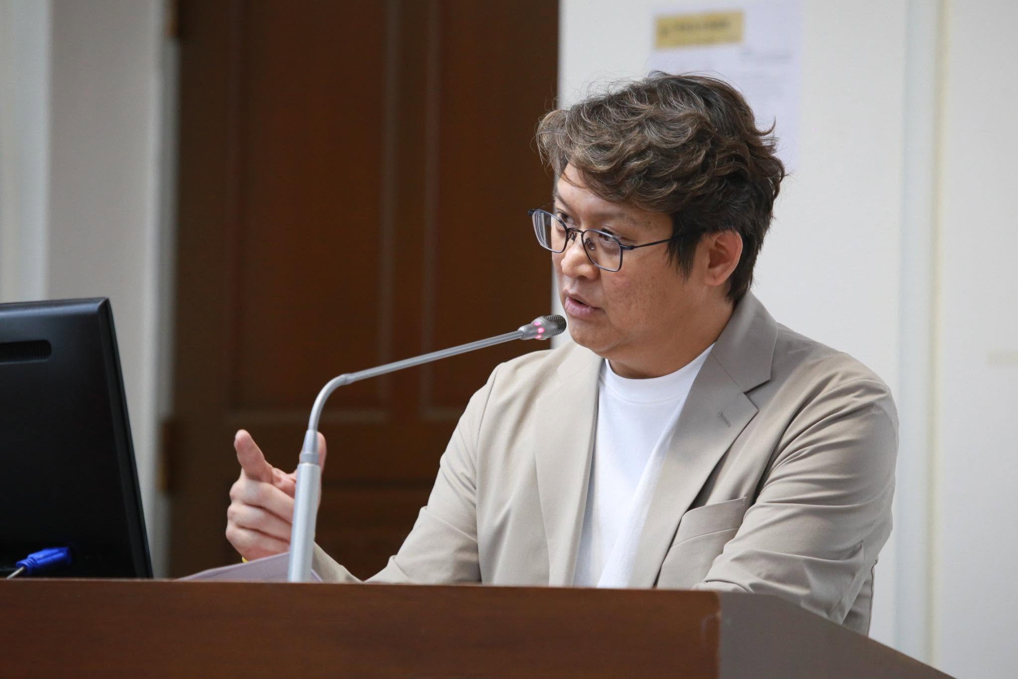 被傳是玄濟宮大師兄的親屬,黃建賓發文自嘲「什麼時候多了一個弟弟?」(翻攝自黃建賓臉書)