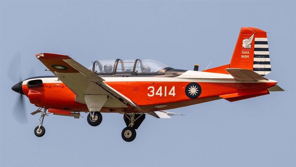 高雄空軍岡山基地一架T-34初級教練機今(2日)上午執行訓練任務時失事墜毀,2名中校飛官不幸殉。(翻攝IDF經國號臉書 )