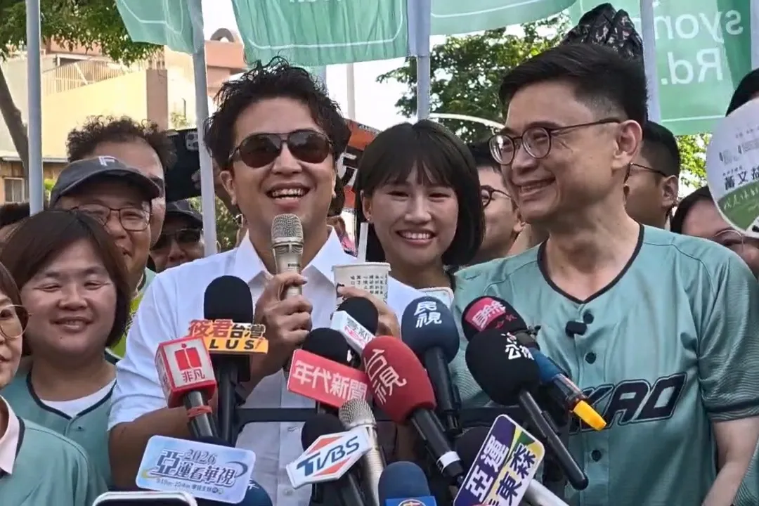 「洋流」席捲高雄！沈伯洋南下合體賴瑞隆　約戰蔣萬安從鳳山坐車來辯論