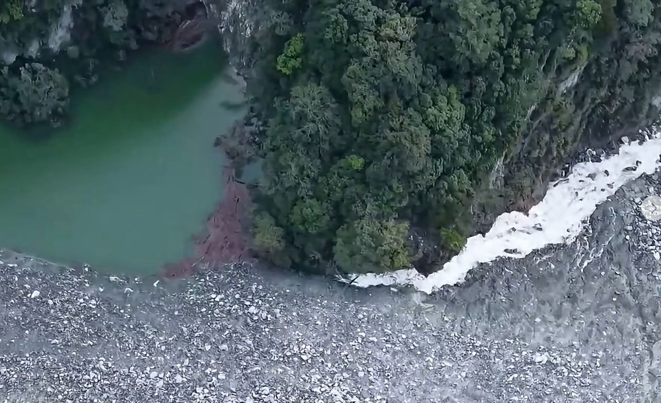 萬里溪堰塞湖今天上午的空拍畫面,目前已經明顯溢流。(翻攝自花蓮縣政府粉專)