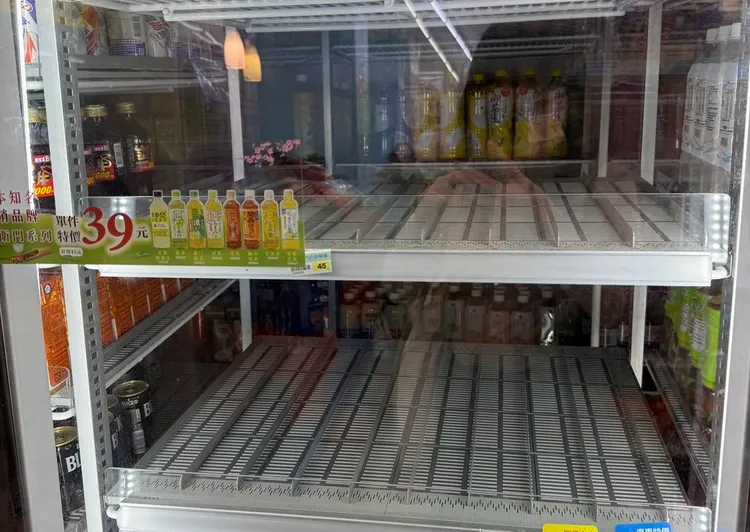 萊爾富門市近期因引進多款日本熱銷飲品,吸引大量消費者前往「掃貨」,貨架常出現供不應求的場面。(翻攝自臉書/Tigerdog老虎狗)