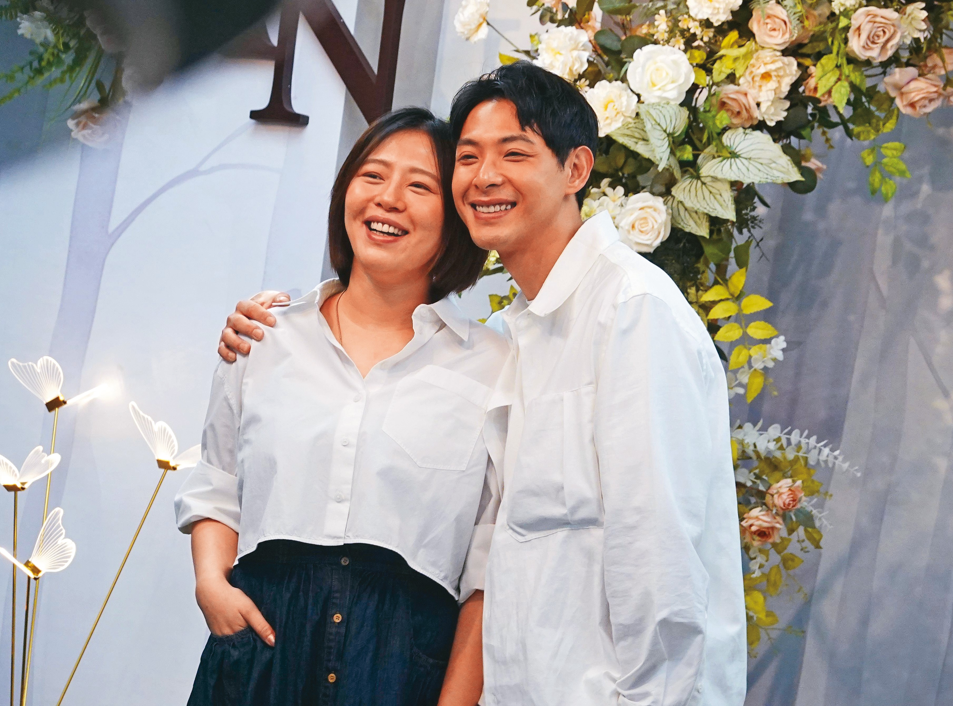 7/2 11:14 連晨翔幸福地摟著劉品言在背板前拍照。