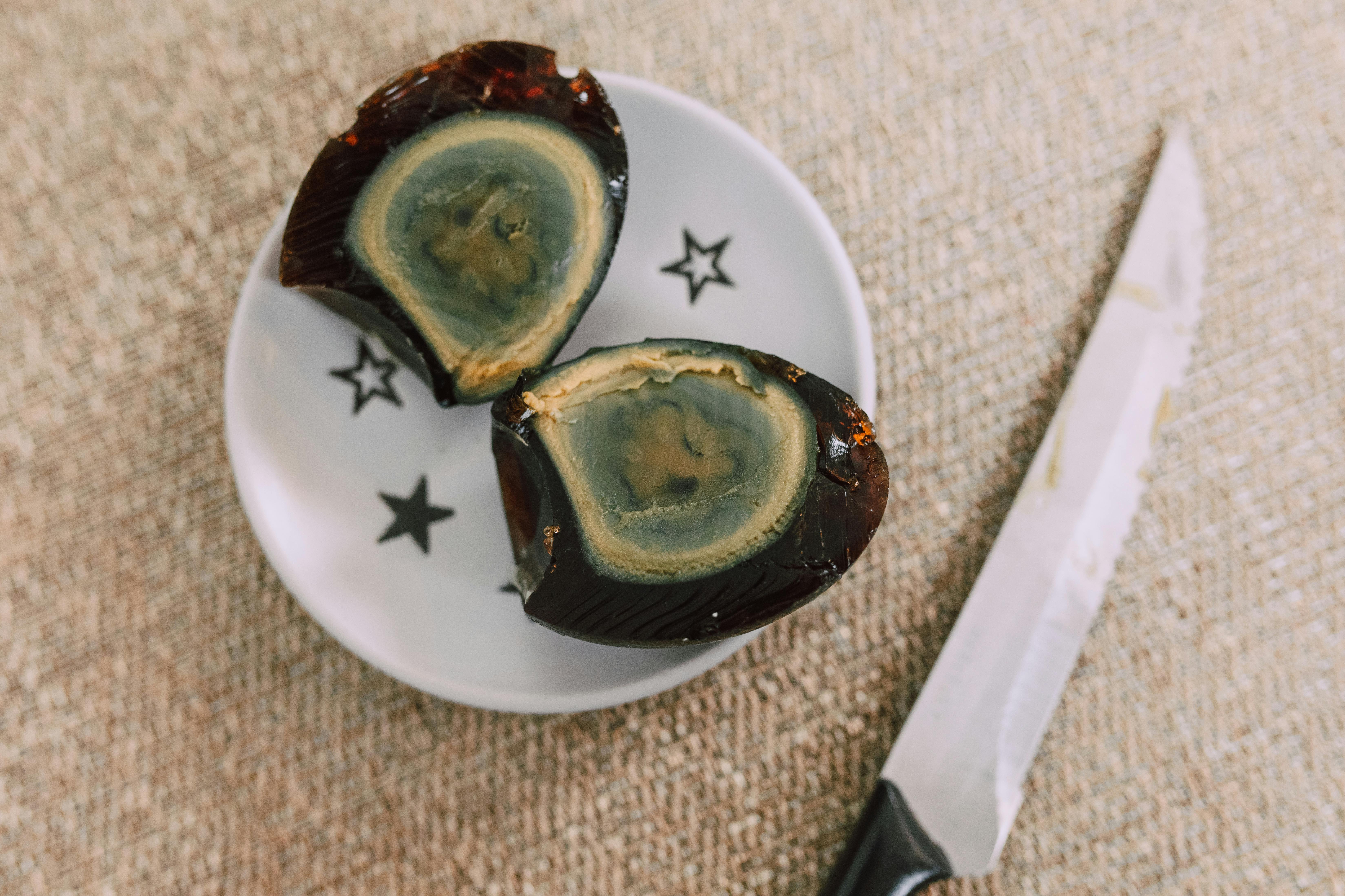 皮蛋是華人知名美食。(PEXELS)