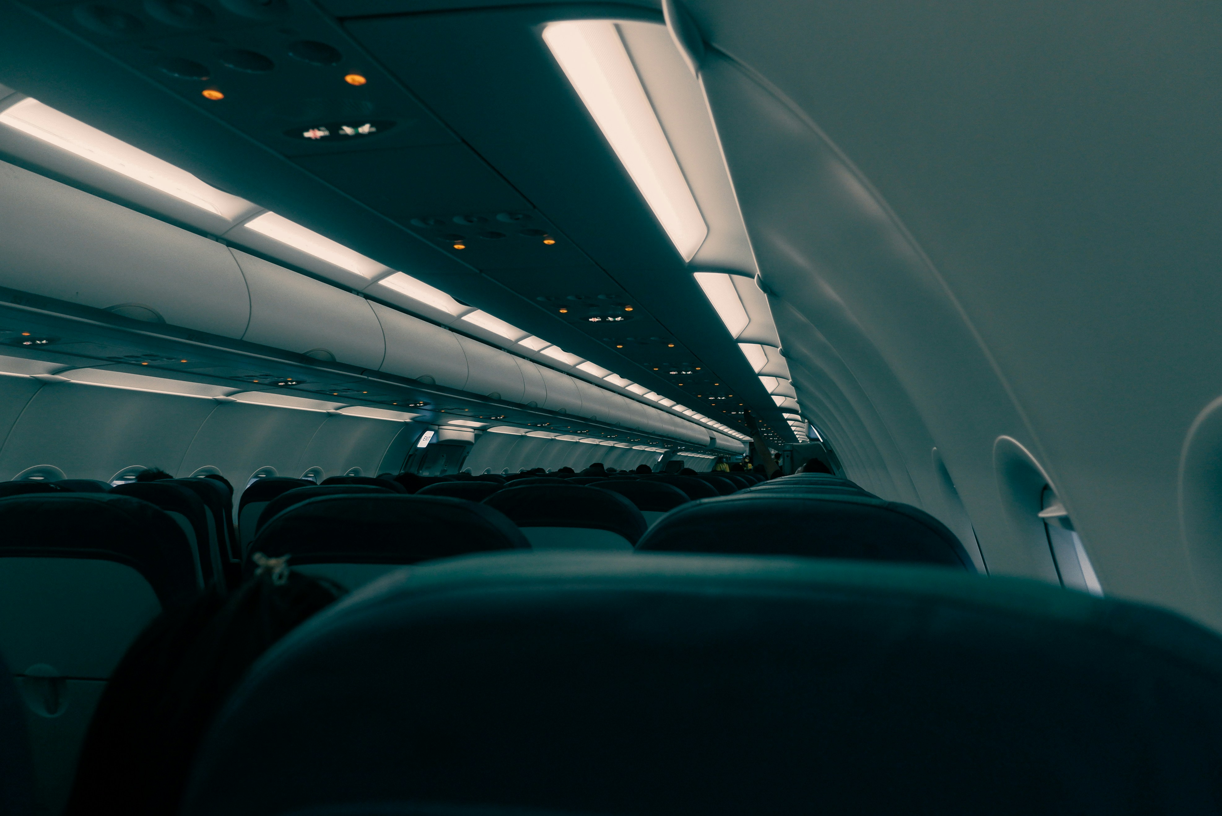飛機起飛時為什麼要把燈光調暗?背後跟飛安SOP有關。(示意圖,Unsplash)