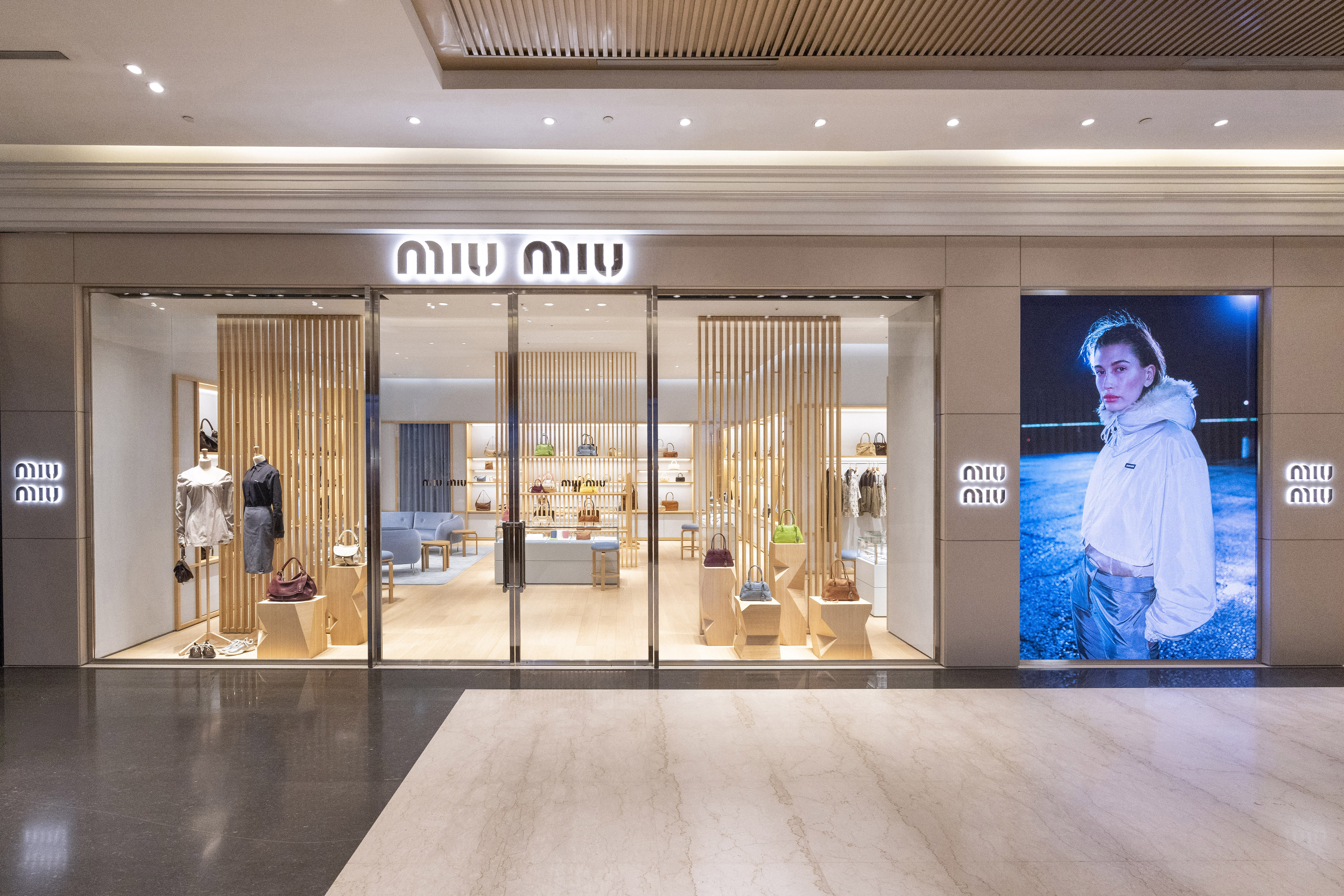 MIU MIU台北微風南山專門店以大面積玻璃櫥窗帶來輕盈通透感。(MIU MIU提供)