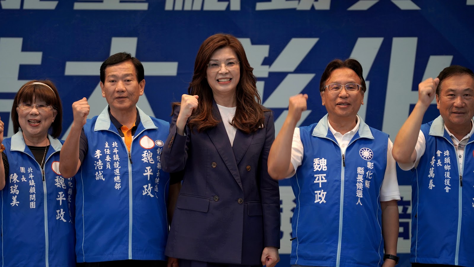國民黨主席鄭麗文(中)今到彰化出席魏平政顧問團成立大會,並宣布擔任魏的競總主委。(國民黨提供)