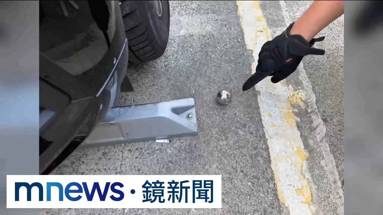 鐵球從天降　民眾樓頂狂丟石塊、玻璃砸毀3車
