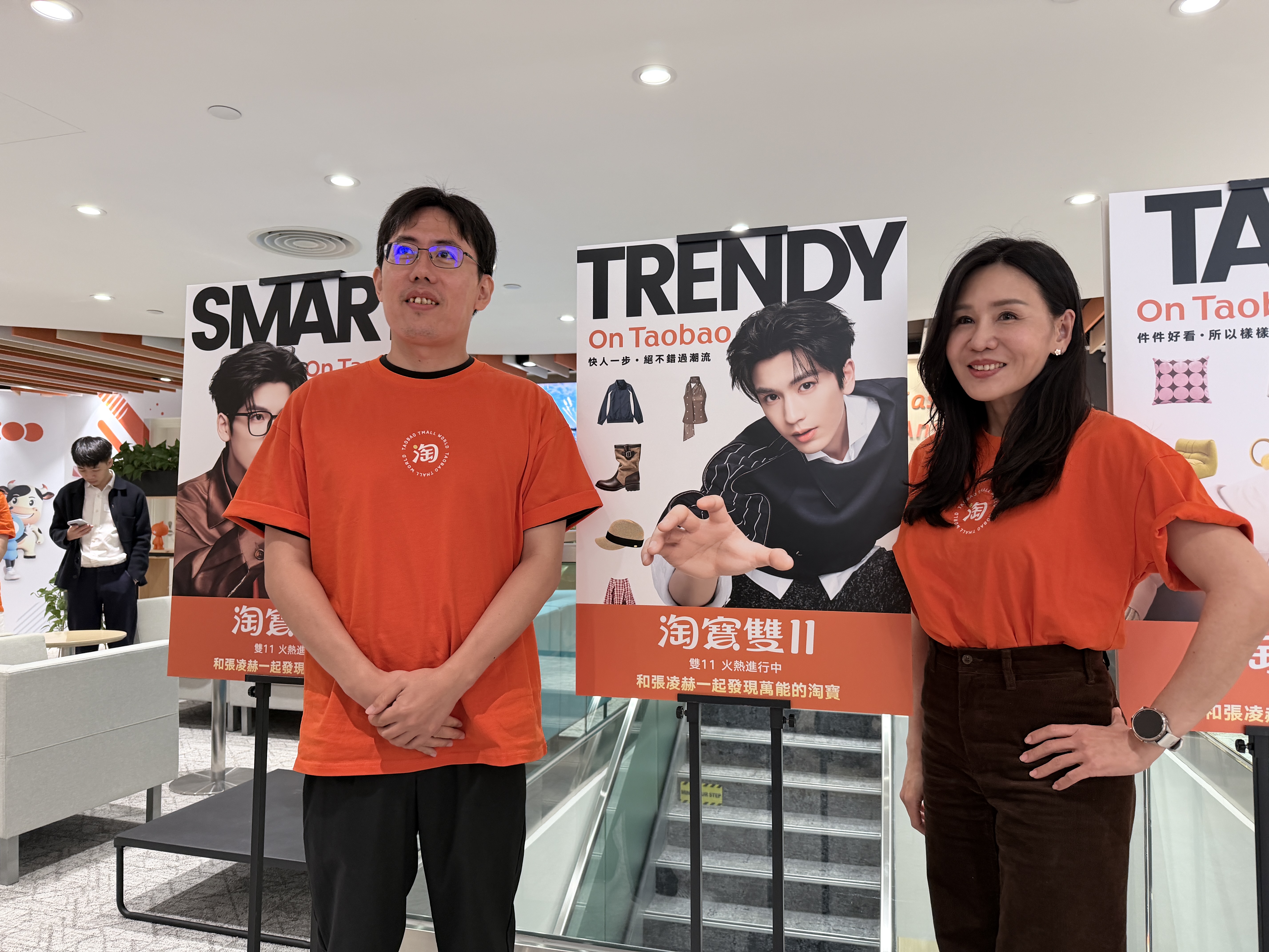 「淘寶天貓海外香港發布會」後,淘寶天貓海外東北亞區市場總經理劉慧娟(右)與淘寶天貓海外總經理葉劍秋(左)接受媒體訪問。