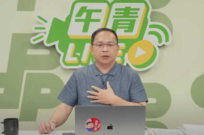 王義川今在直播節目時回應近日風波,對於各界批評與指教他虛心接受。(翻攝自民進黨YT直播)