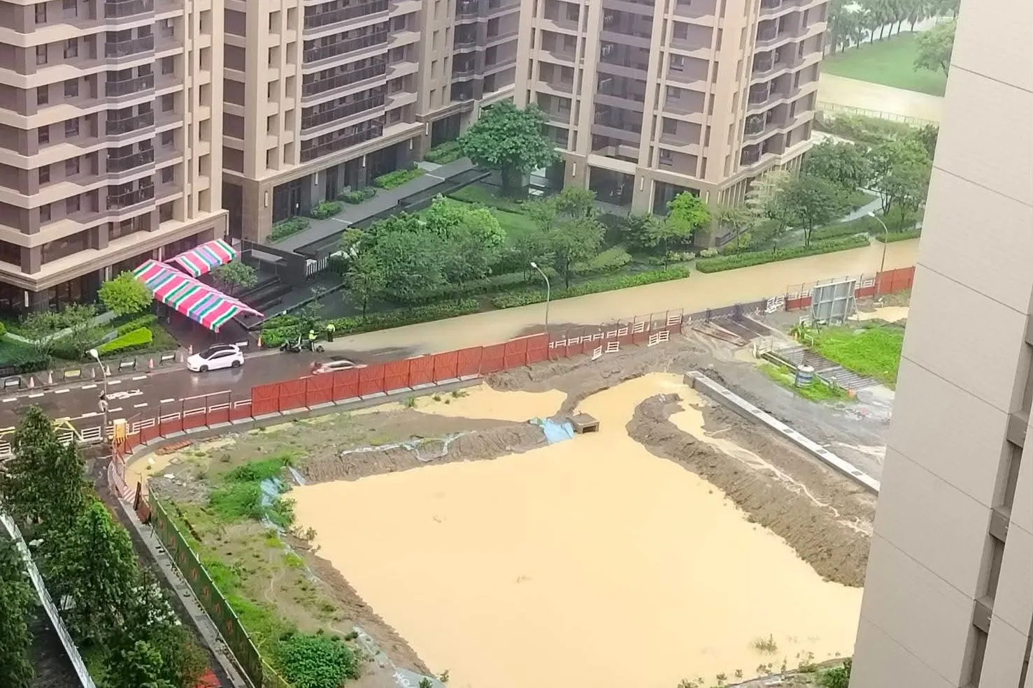 連日豪雨高雄桃子園路淹成「奶茶河」　居民苦笑：再下就能搭船出門了