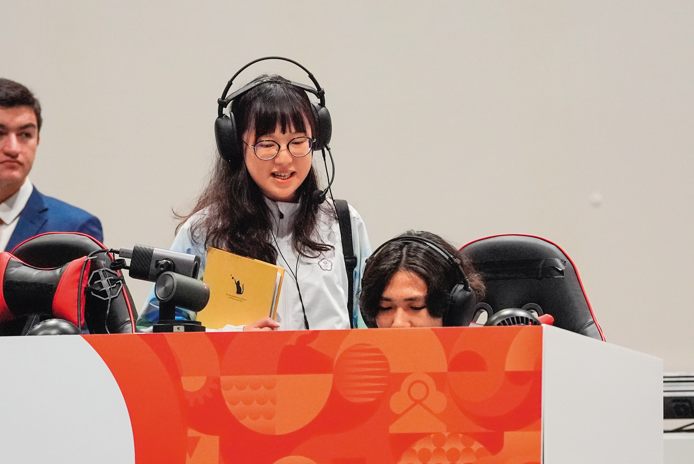面對爭議,陳宣儒(左)怕影響選手士氣及成績,選擇隱忍十多天。(亞運電競代表團提供)