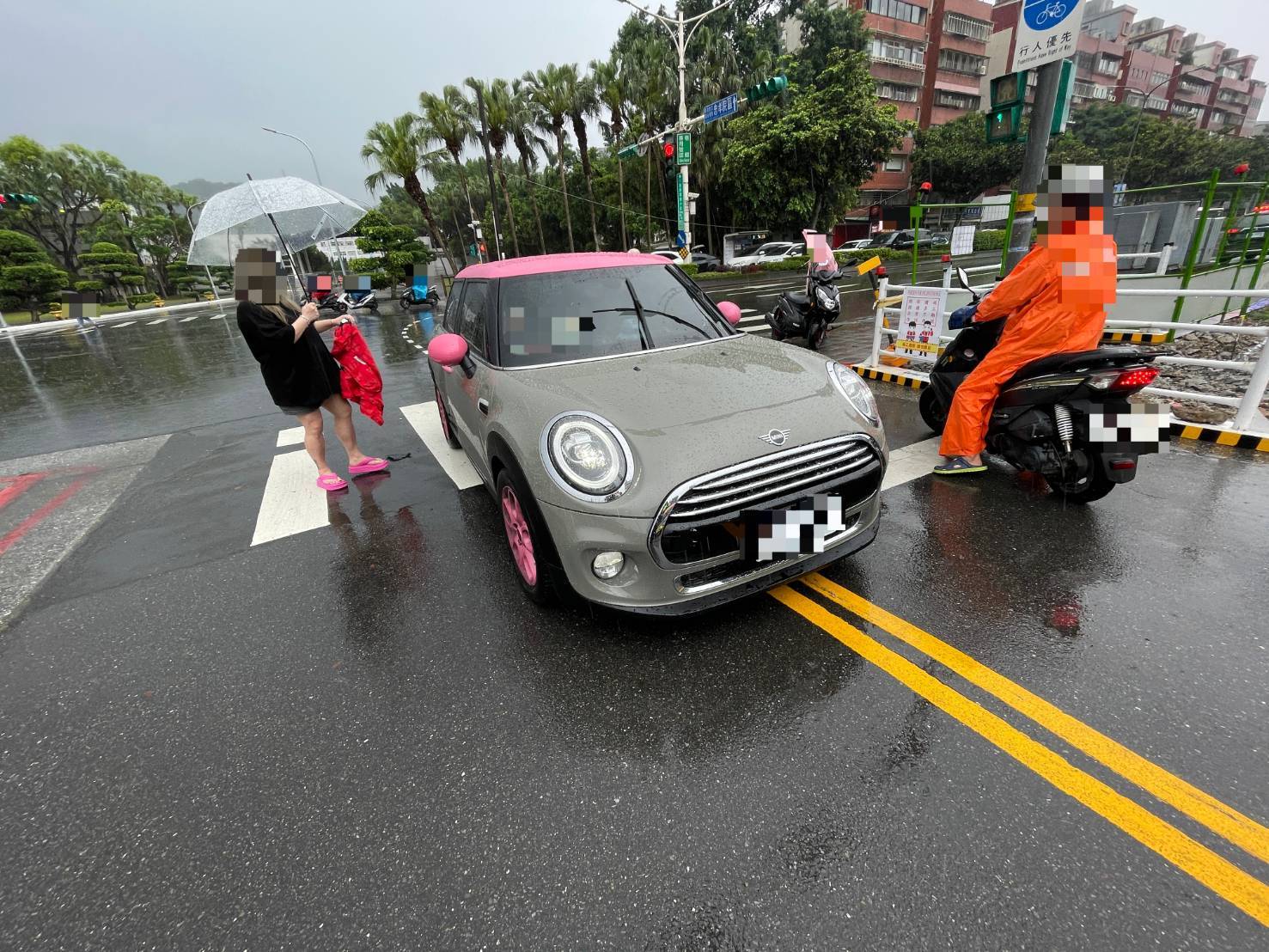 小甜甜去年發生車禍,警方公布當天畫面。(警方提供)