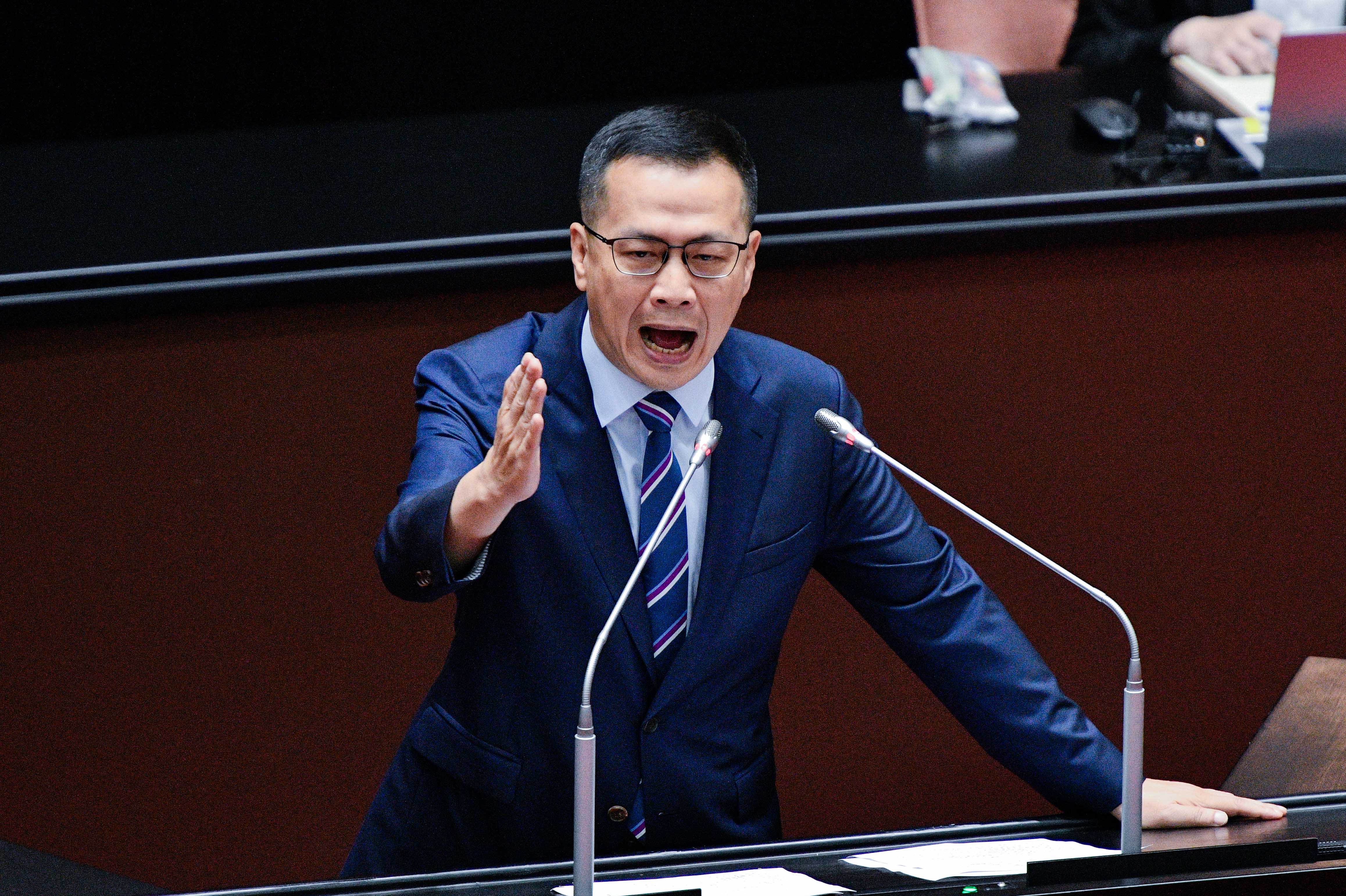 羅智強用死刑議題質疑沈伯洋,反遭翻出過往發言打臉狠譏「迴力鏢」。(鏡報李智為)