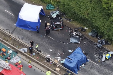 英國重大車禍,轎車逆向撞警車7人身亡。(翻攝自X)