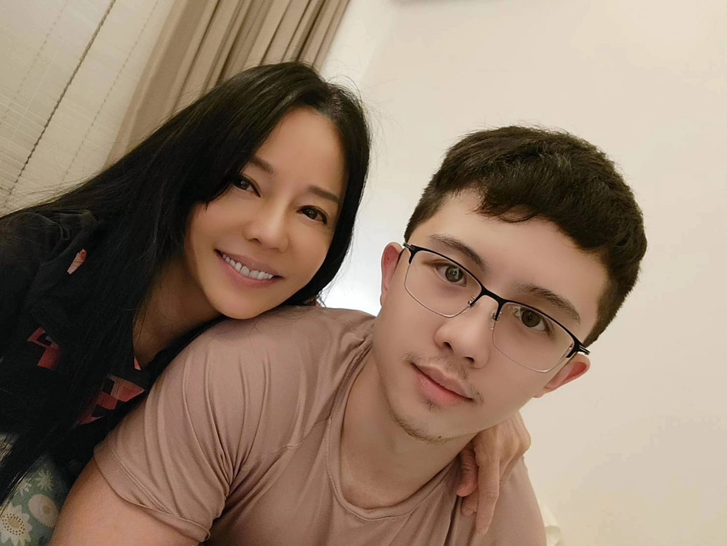 孫安佐涉案遭羈押禁見,有部分網友認為孫安佐變這樣,是被狄鶯寵出來的。(翻攝自狄鶯臉書)