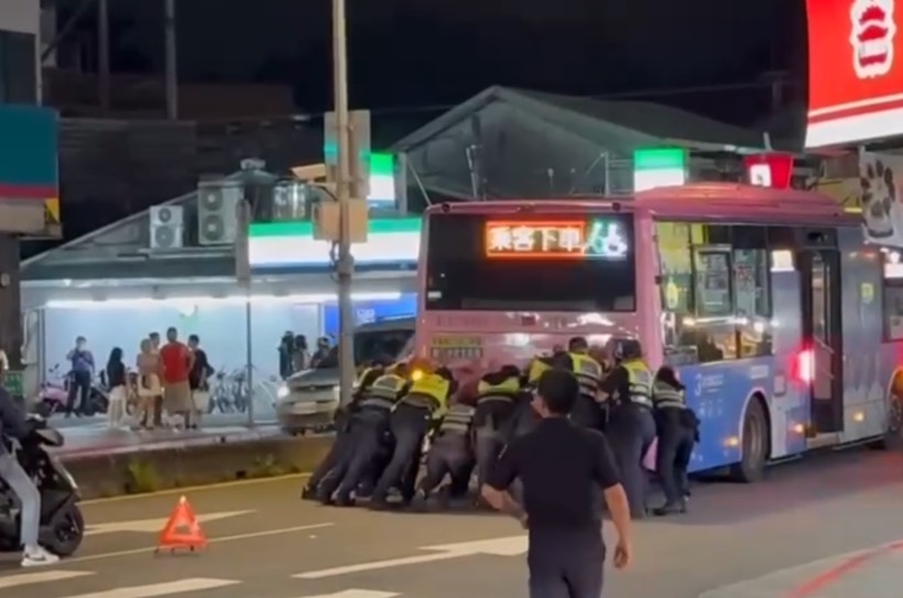 公車在景美夜市路口拋錨,10名員警合力將車輛推到路邊。翻攝畫面